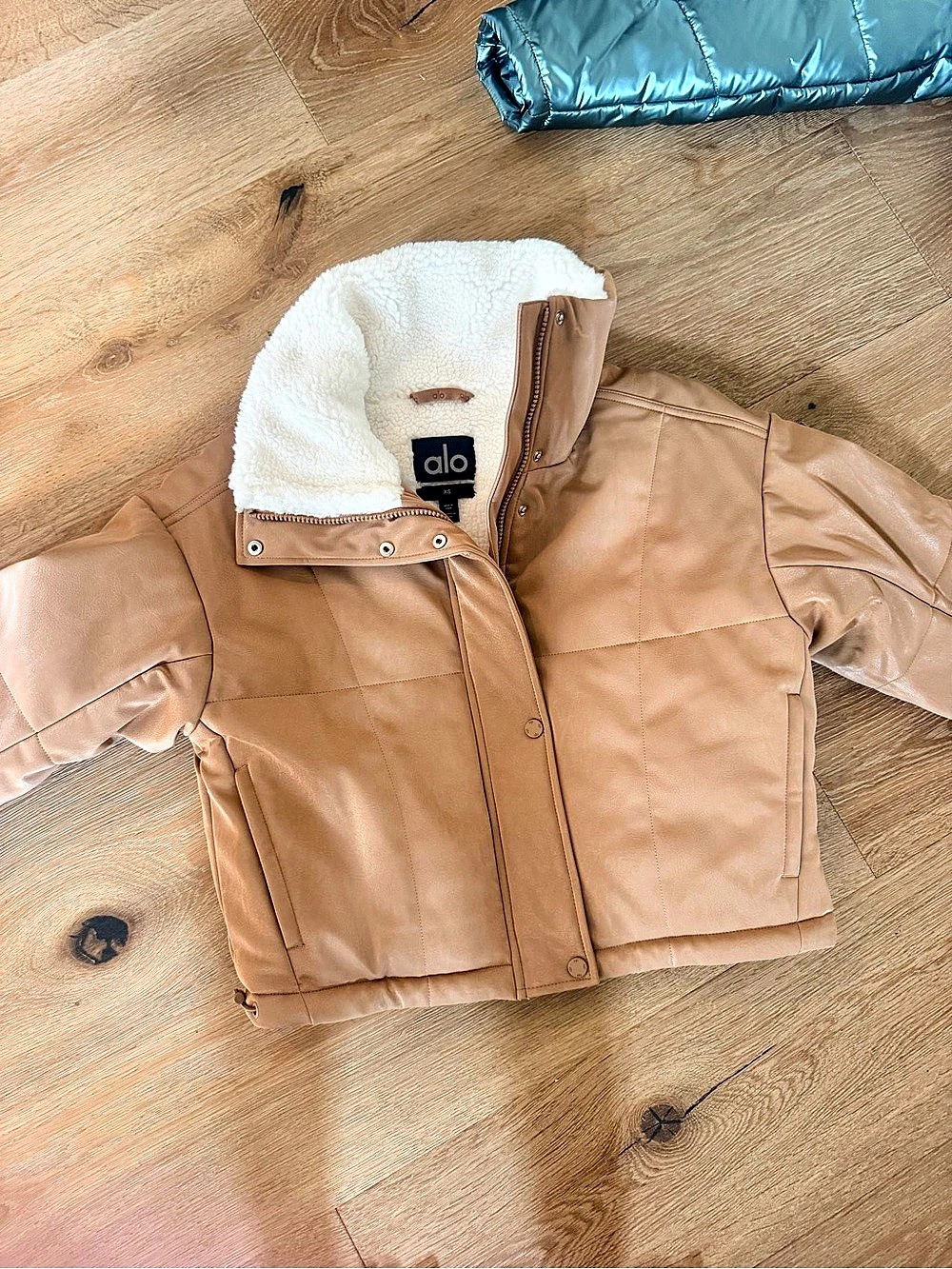 Alo Puffer Jacket in Brown  New